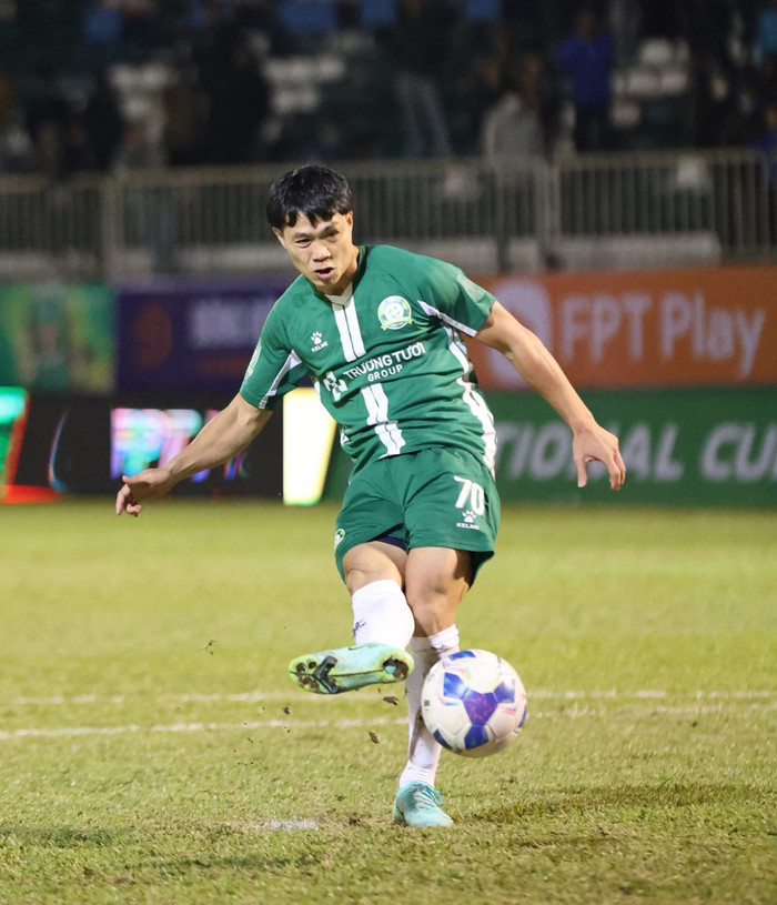 Trong một diễn biến không mong muốn, Công Phượng đã phải rời sân sớm trong trận đấu vừa kết thúc. Ảnh: CLB Bình Phước