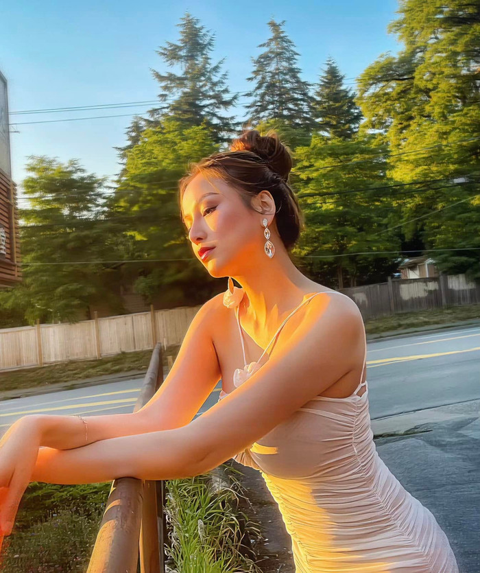 Phong cách đời thường của nàng hậu. (Ảnh FBNV)