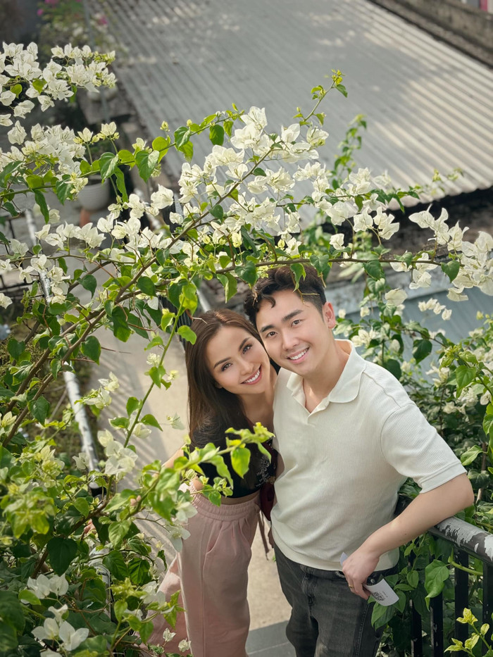 Hoa hậu Diễm Hương hạnh phúc bên chồng khi về Việt Nam đón Tết. (Ảnh FBNV)