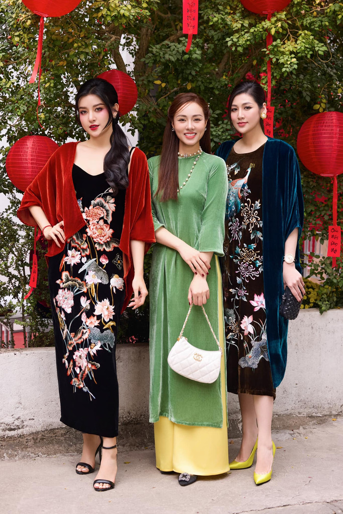 Vợ Công Lý chăm chỉ đi làm, cô thường xuyên gặp gỡ nhiều nghệ sĩ nổi tiếng. Ảnh: FBNV