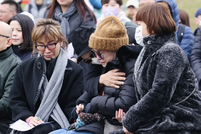 Chị gái Coco Lee phủ nhận chuyện gia đình bỏ bê mộ của nữ ca sĩ. 