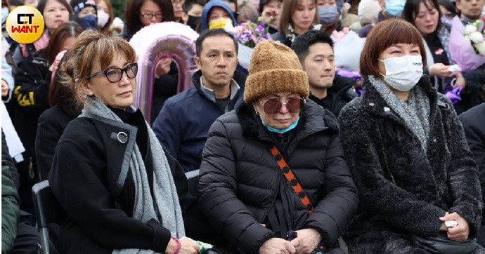 Gia đình và nhiều khán giả đến dự lễ tưởng nhớ nhân dịp sinh nhật lần 50 của Coco Lee. 