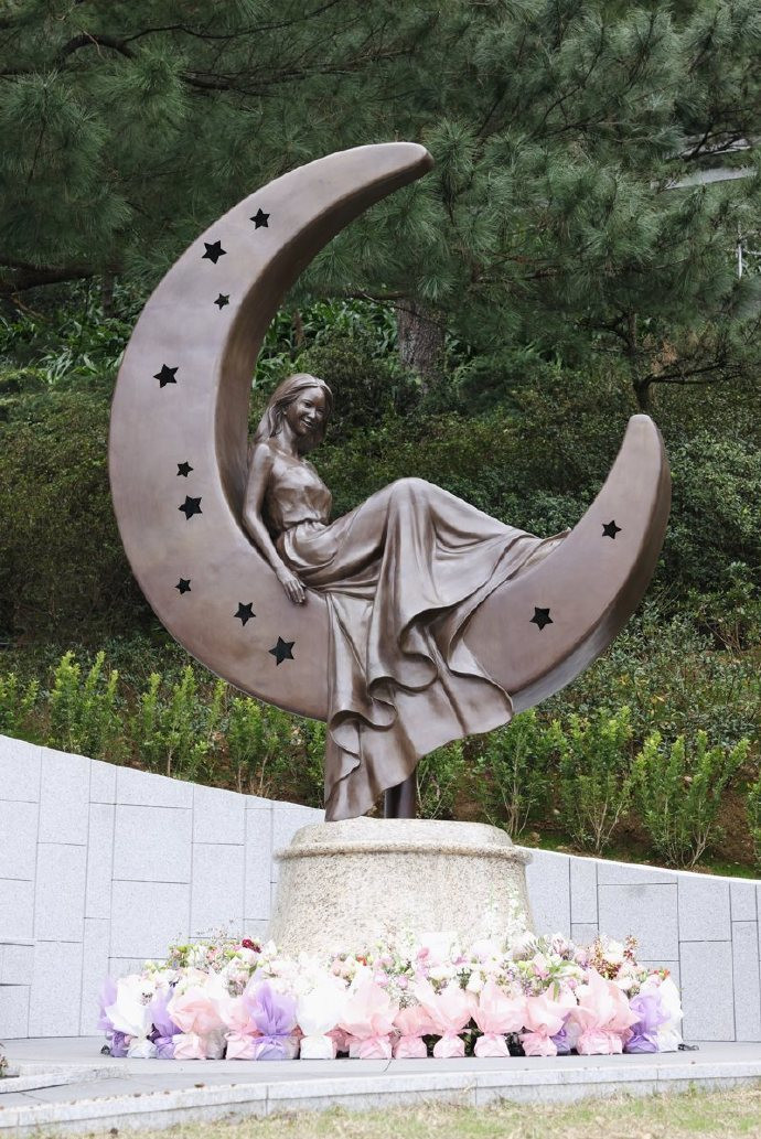 Bức tượng đồng của Coco Lee tại nghĩa trang. 