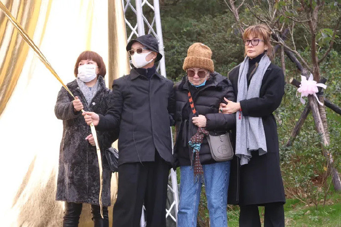 Mẹ ruột của cố ca sĩ khóc nghẹn, phải có người dìu khi đi lại. 