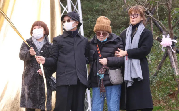 Mẹ nữ ca sĩ quá cố khóc nghẹn, đứng không nổi khi đến thăm mộ con gái sau 2 năm Ảnh 2