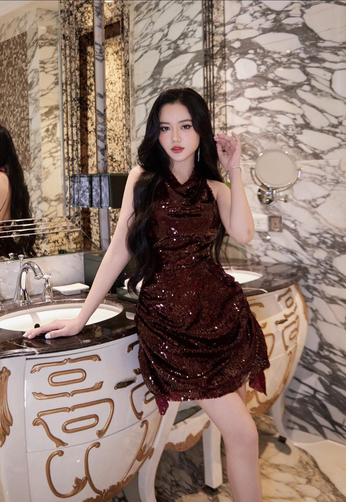 Bạn gái tin đồn Xemesis đầu tư gần trăm triệu cho hành trình chinh phục vương miện . 