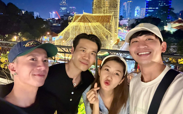 Bắt gặp một cặp đôi Vbiz cùng nhau đón năm mới Ảnh 2