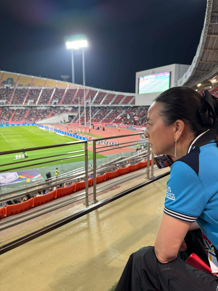 Nữ tỷ phú Thái Lan căng thẳng chứng kiến tuyển Thái Lan vượt qua Philippines. Ảnh: Madam Pang