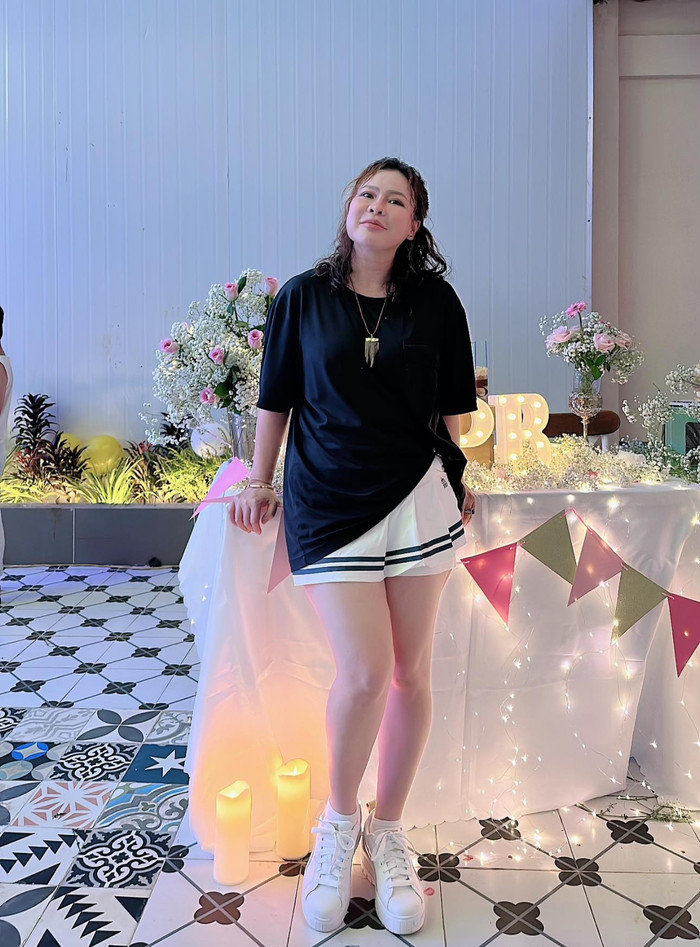 Dạo quanh hình ảnh trên trang cá nhân, vợ Quý Bình ghi điểm với nhan sắc trẻ trung, rạng rỡ. Không những vậy, Ngọc Tiền còn ưa chuộng phong cách thời trang quyến rũ, khoe khéo vóc dáng nóng bỏng. (Ảnh: FBNV)