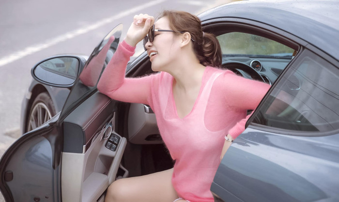 Tủ đồ của vợ Quý Bình có sự góp mặt của thiết kế áo mang chất liệu mỏng manh, xuyên thấu. Để duy trì độ quyến rũ nhưng vẫn đảm bảo sự an toàn, Ngọc Tiền phối cùng mẫu áo croptop và quần short mang tông màu trắng. Hướng đi này giúp vợ Quý Bình khoe khéo vòng eo, để lộ đôi chân mịn màng. (Ảnh: FBNV)