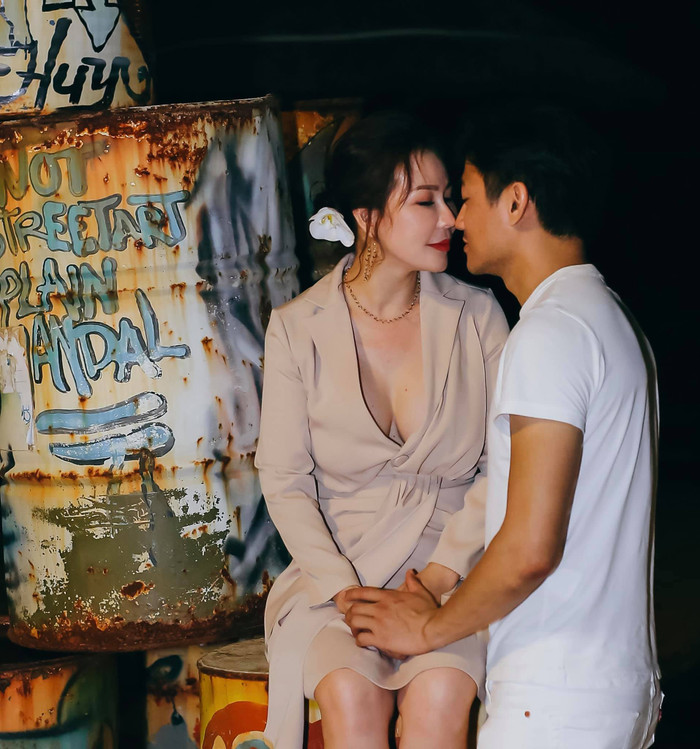 Vợ Quý Bình không ngần ngại khoác lên người những thiết kế khó nhằn. Trong khoảnh khắc này, Ngọc Tiền diện mẫu váy suông, dáng ngắn và mang tông màu beige chủ đạo. Để tăng độ quyến rũ, item này còn được tạo điểm nhấn bằng đường xẻ sâu, để lộ lấp ló 'gò bồng đảo'. (Ảnh: FBNV)