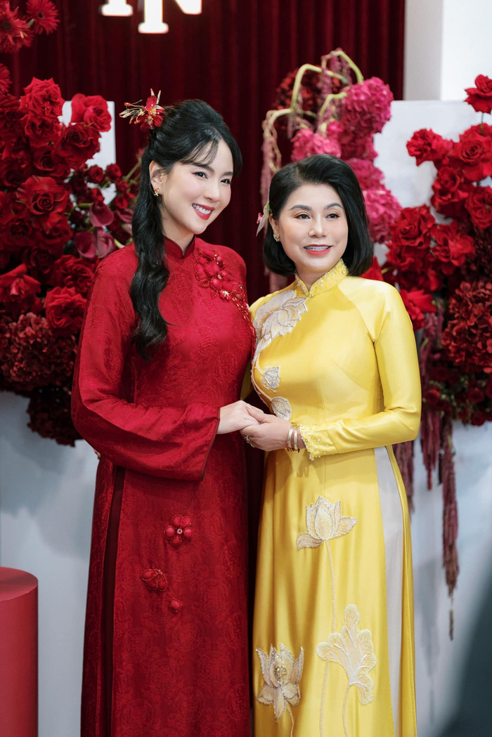MC Mai Ngọc bên mẹ ruột. 