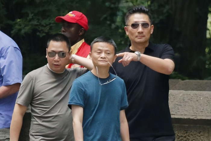 Từ một chàng trai vùng nông thôn nghèo khó, Huỳnh Hữu Long (bên trái) đã trở thành doanh nhân lớn và thân thiết với cả Jack Ma (ở giữa).