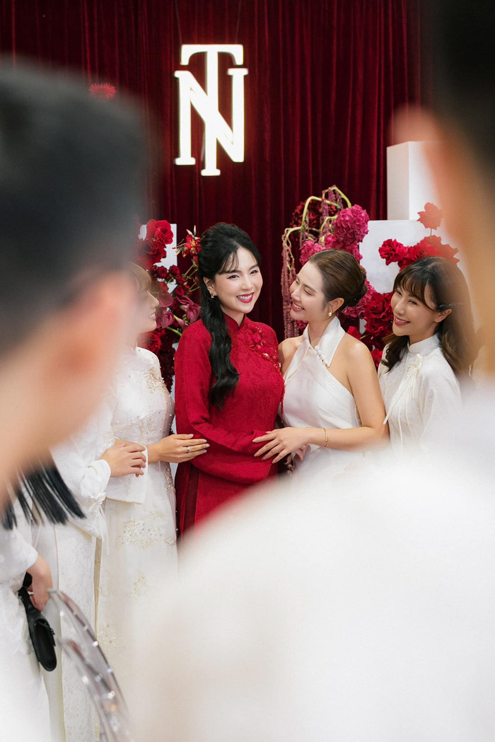 MC Mai Ngọc ẩn ý chuyện Huyền Lizzie sẽ lên xe hoa vào năm 2025. (Ảnh FBNV)