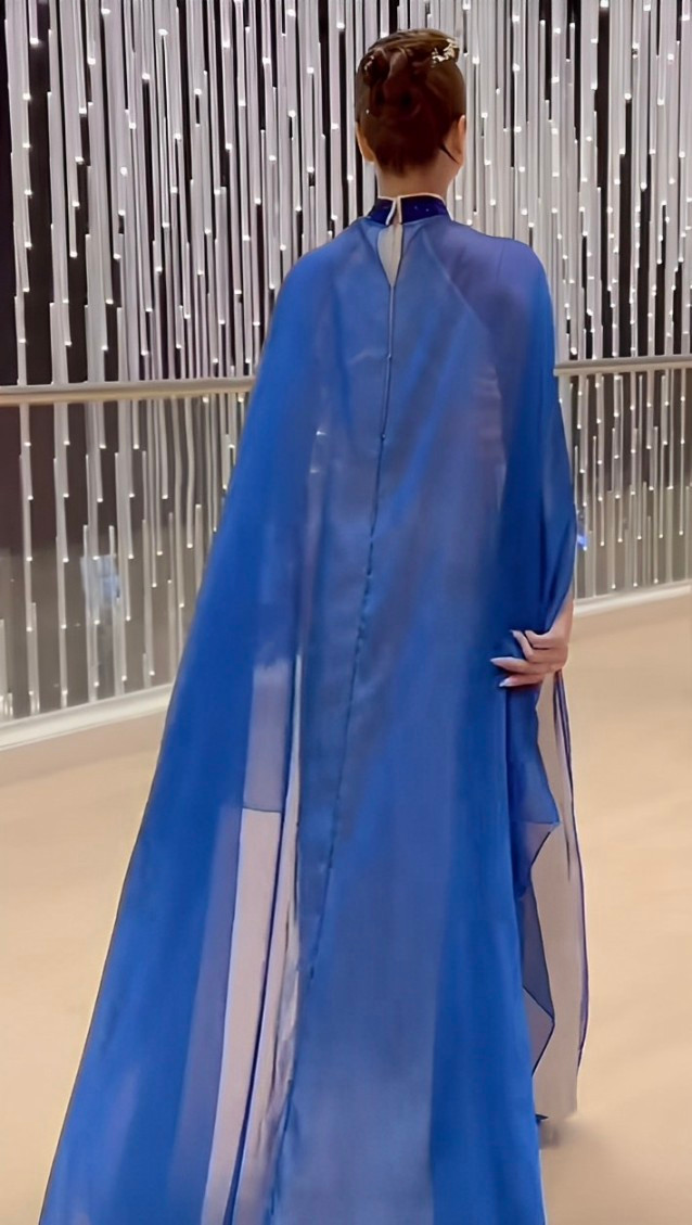 Kiều Anh khoe vẻ đẹp vượt thời gian tại hậu trường VTV Awards - Nguồn: Stylist Khúc Mạnh Quân.