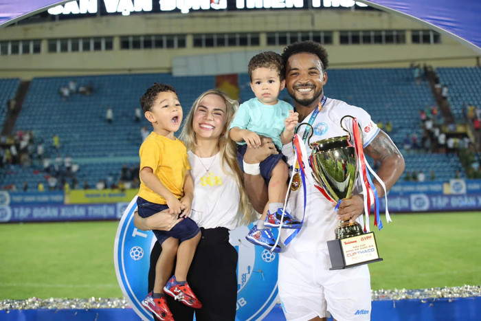 Nguyễn Xuân Son có cuộc sống gia đình cực kỳ viên mãn bên Marcele Seippel. Ảnh:Rafaelson Fernandes