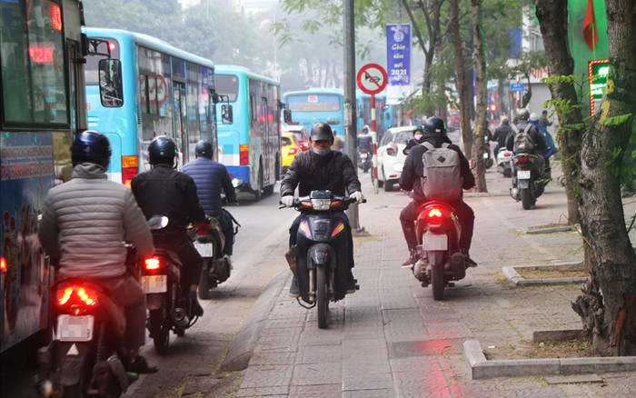 Từ 1/1/2025, đi xe máy trên vỉa hè sẽ bị phạt đến 6 triệu đồng Ảnh 2