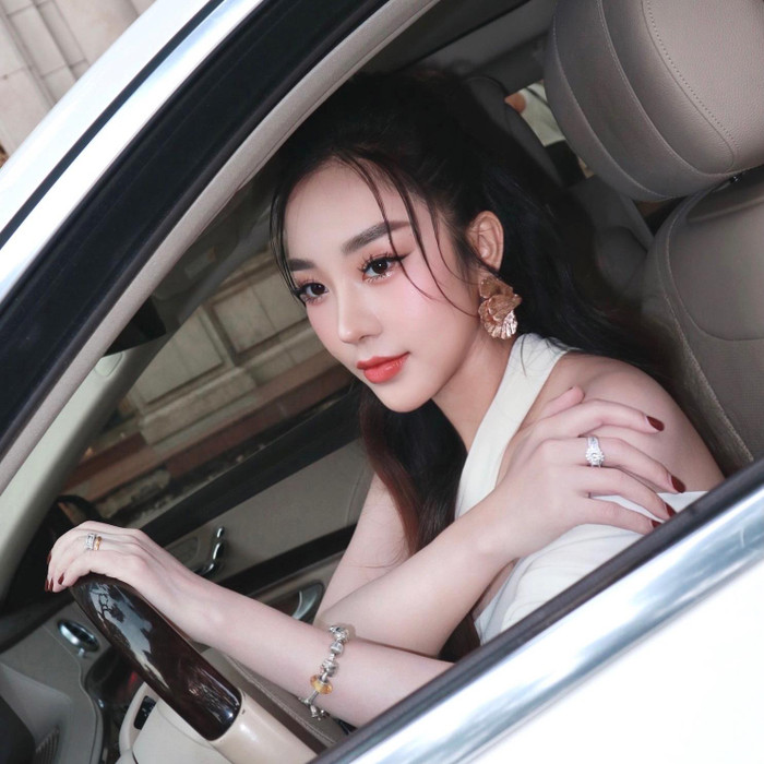 Vợ TiTi có cuộc sống sang chảnh, giàu có sau nhiều năm kinh doanh. (Ảnh: FBNV)