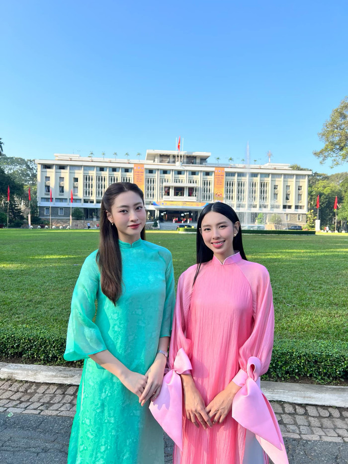 Hoa hậu Thùy Tiên và Hoa hậu Lương Thùy Linh cùng diện áo dài xinh xắn.