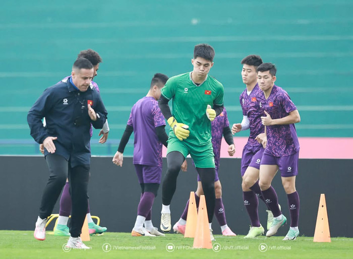 So với Nguyễn Filip, thủ môn HAGL còn rơi vào cảnh buồn hơn rất nhiều ở AFF Cup 2024. Ảnh: VFF