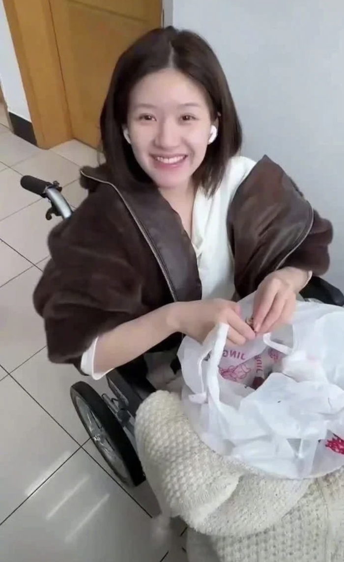 Triệu Lộ Tư tiều tụy, suy kiệt về sức khỏe.