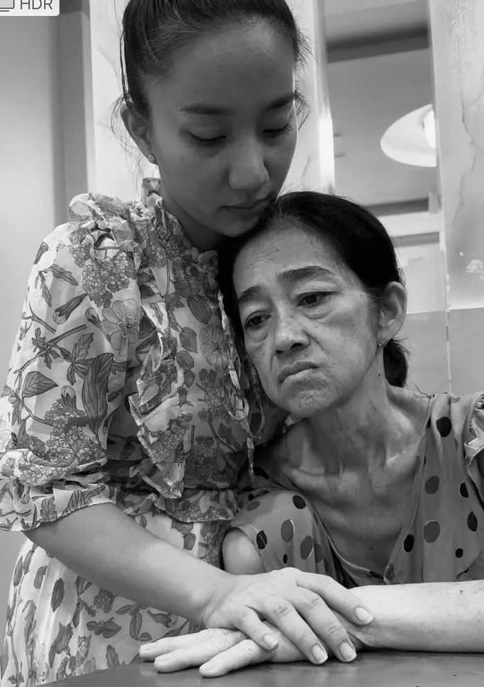 Mẹ vợ Lê Dương Bảo Lâm mắc bệnh ung thư và được các con luôn ở bên cạnh quan tâm chăm sóc hết lòng. Ảnh: FBNV