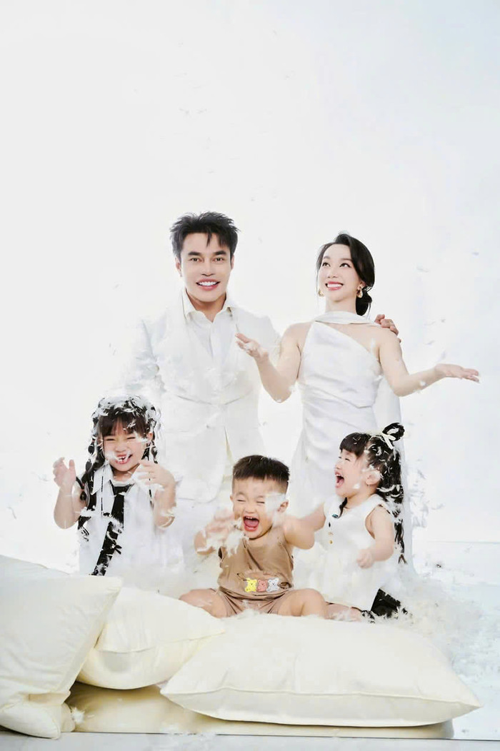 Cuộc sống hôn nhân viên mãn của Lê Dương Bảo Lâm và Quỳnh Quỳnh cùng 3 nhóc tỳ đáng yêu khiến nhiều khán giả ghen tị. Ảnh: FBNV