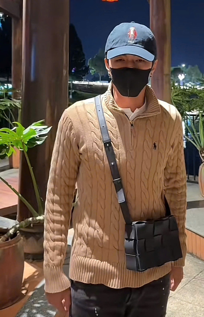 Bình An cho biết giá đồ trên người chỉ có vài chục đến vài trăm nghìn. Dẫu vậy dân tình soi được rằng, 'outfit' của anh chàng toàn những món đồ hiệu đắt tiền. Ảnh: FBNV