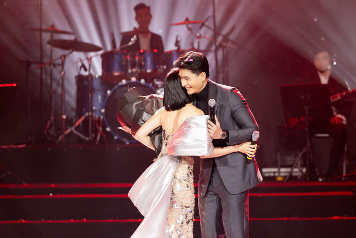 Lâm Bảo Châu thử sức làm MC. (Ảnh FBNV)