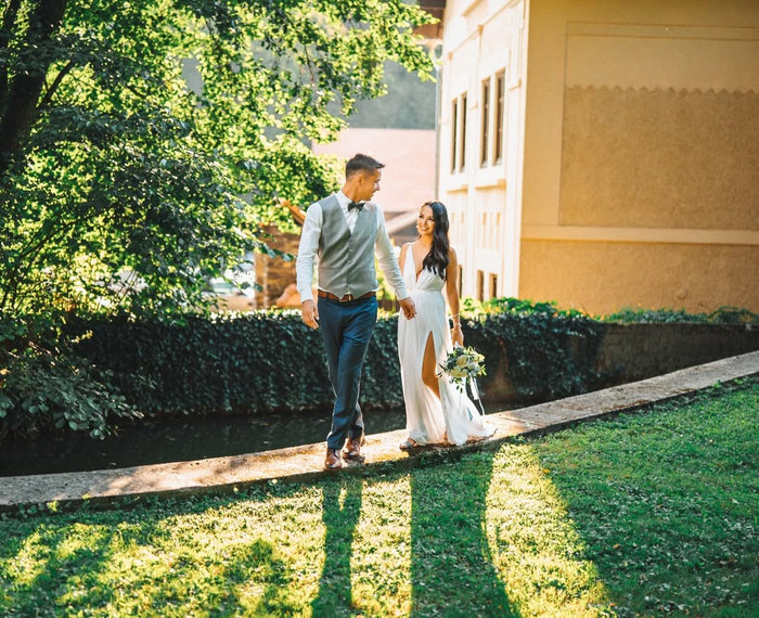 Vợ Nguyễn Filip ghi điểm với gương mặt lai Tây xinh xắn tựa hot girl cùng thân hình chuẩn chỉnh, vòng nào ra vòng đó. Không những vậy, Aneta Nguyễn còn sáng bừng trong mỗi khung hình với nụ cười rạng rỡ. (Ảnh: FBNV)