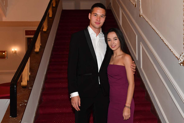 Tài năng và dấu ấn mạnh mẽ của thủ môn Nguyễn Filip trên sân cỏ là điều được công chúng hết lời ngợi khen. Không những vậy, anh còn ghi điểm với diện mạo điển trai cùng chuyện tình cảm viên mãn với Aneta Nguyễn. (Ảnh: FBNV)