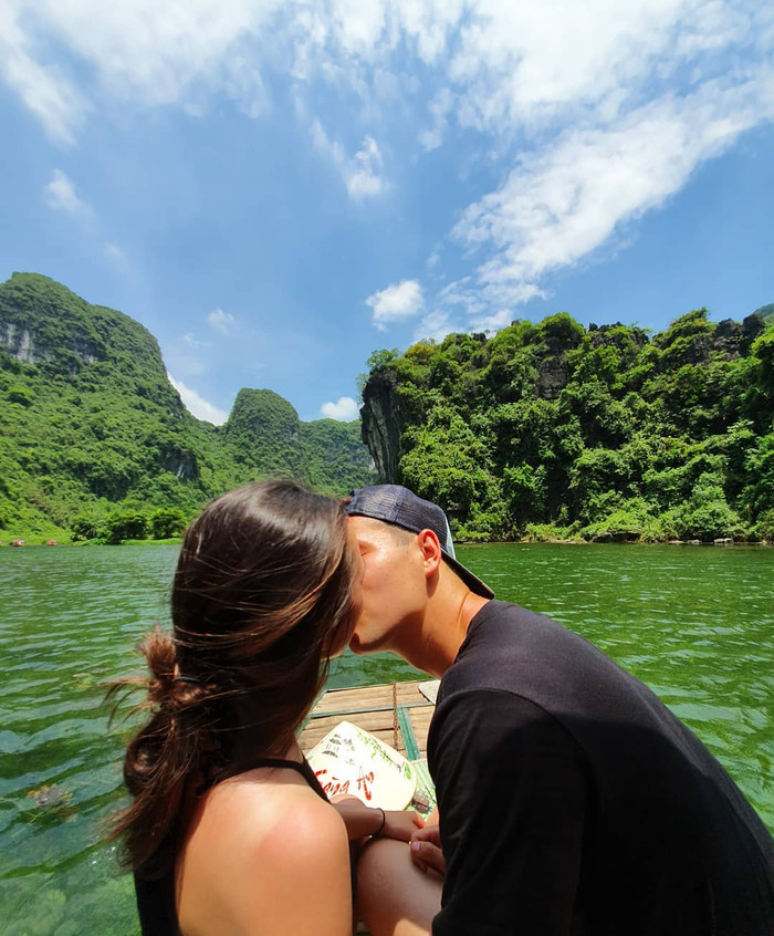 Thủ môn Nguyễn Filip không ngần ngại đăng tải khoảnh khắc ngọt ngào 'khoá môi' vợ khiến công chúng xuýt xoa ghen tị. (Ảnh: FBNV)