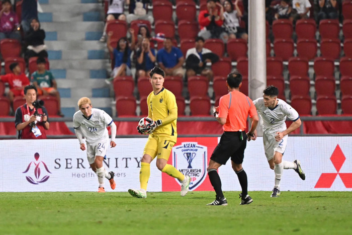 Thủ môn Patiwat Khammai đã giữ lại tấm vé vào chung kết cho Thái Lan với hai pha cứu thua điên rồ trước Philippines ở phút 90. Ảnh: FAT