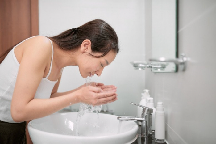 Những tạp chất có trong nước máy sẽ mang lại một số nguy cơ gây hại cho da. (Ảnh minh hoạ)