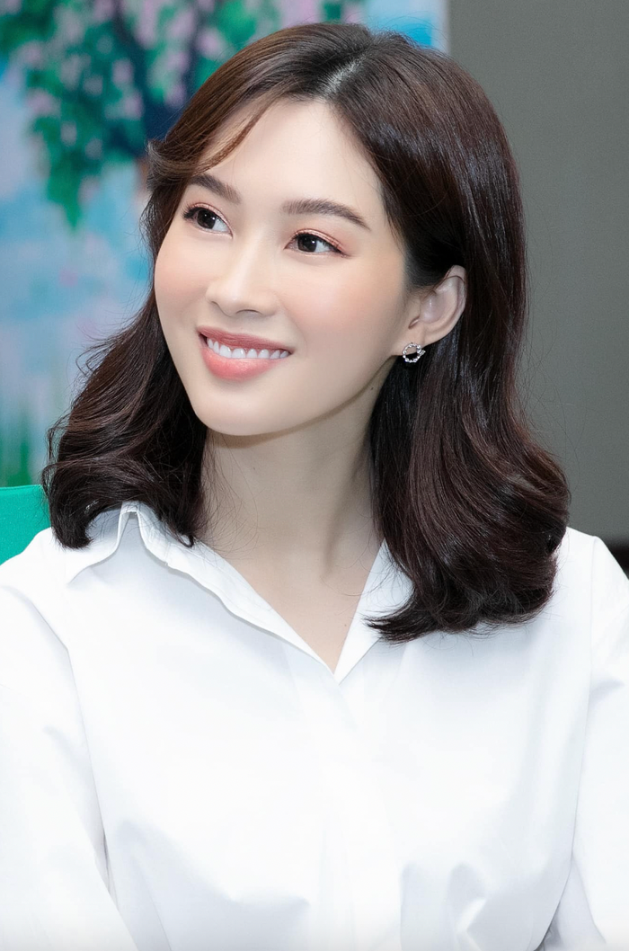 Đặng Thu Thảo rửa mặt bằng nước tinh khiết hoặc nước đã qua máy lọc thay vì dùng nước máy. (Ảnh: FBNV)