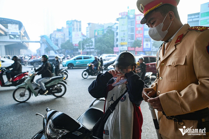 Nữ sinh bật khóc nức nở khi vượt đèn đỏ và bị phạt 5 triệu đồng. Ảnh: VietNamNet