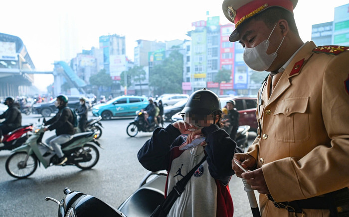 Vội đi thi nên vượt đèn đỏ, nữ sinh bật khóc khi bị phạt 5 triệu đồng Ảnh 2