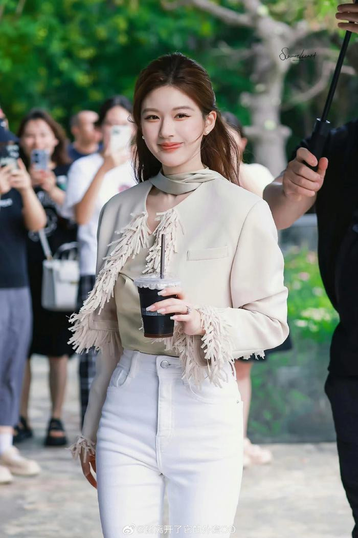 Rất nhiều cái tên đã được cư dân mạng 'điểm diện' khi Triệu Lộ Tư nói về chuyện bị đánh đập.