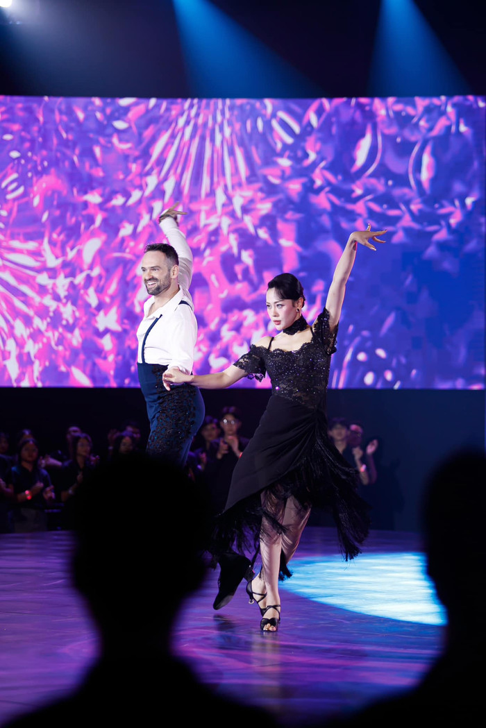 Theo lời Khánh Thi, Phương Oanh đã thật sự nỗ lực ở trên sân khấu. Ảnh: FBNV