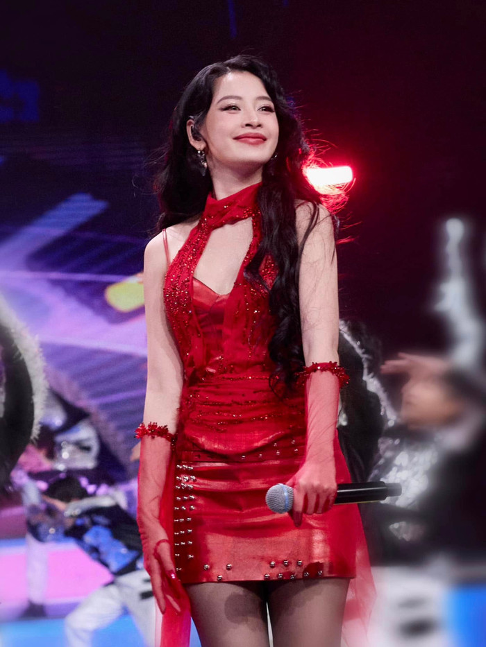 Showbiz 24h: Chi Pu sau khi biểu diễn ở Trung Quốc ngay lập tức gây 'sốt' cõi mạng Việt. Ảnh: FBNV