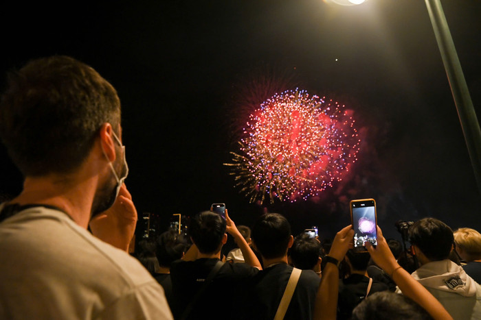 Pháo hoa gây ảnh hưởng nghiêm trọng đến sức khỏe, kể cả người chỉ ngồi xem qua TV.