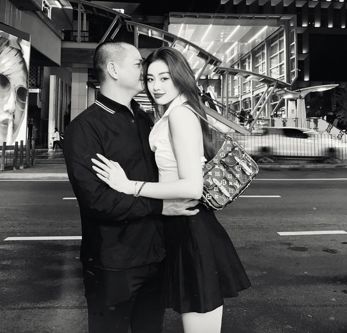 Hoa hậu Khánh Vân đeo túi hiệu nghìn đô, e ấp bên ông xã. (Ảnh: FBNV)