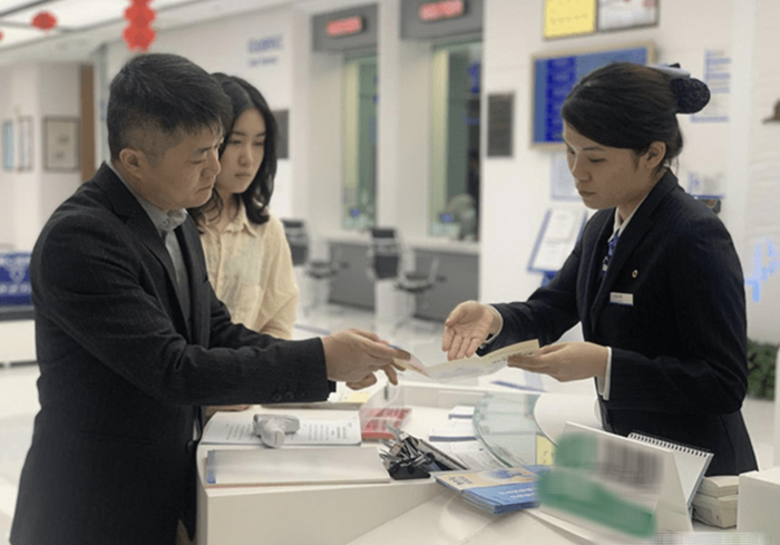 Gửi tiết kiệm 7 tỷ, 1 sau 1 năm tài khoản còn 0 đồng, phán quyết từ ngân hàng khiến nhiều người phẫn nộ.