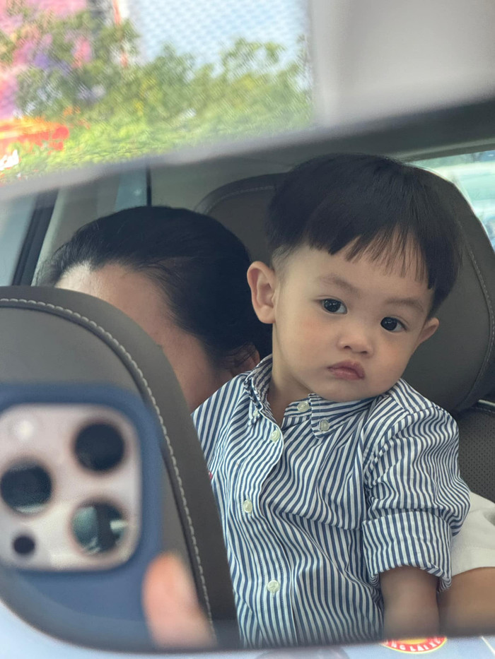 Sutin được mẹ lên đồ chuẩn soái ca nhí. Ảnh: FBNV