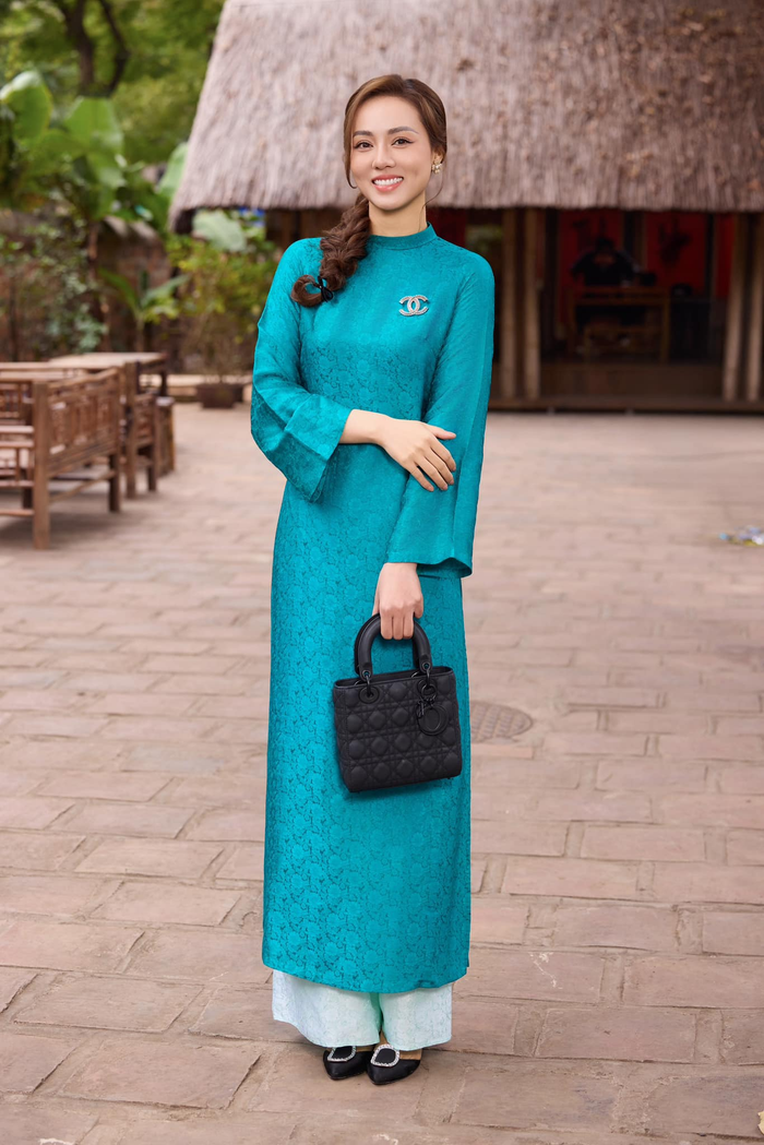 Vợ Công Lý là người yêu thích sưu tầm túi hiệu. Những items mà cô sử dụng đều có giá khoảng vài chục cho đến trăm triệu. Trong ảnh, bà xã của 'cô Đẩu' trong Táo Quân sở hữu mẫu thiết kế Dior Mini Lady Dior Tasche Ultramattes có giá lên đến 127 triệu đồng. 