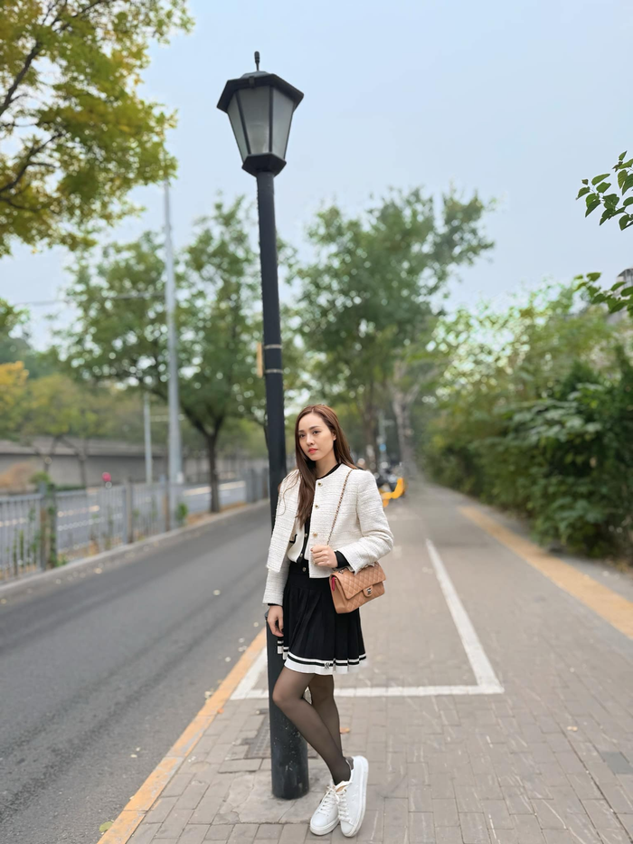 Khi đi dạo, vợ Công Lý diện bộ cánh lịch thiệp cùng tông màu tối giản nhưng không kém phần trẻ trung. Người đẹp sinh năm 1988 chọn thiết kế túi cổ điển Chanel Small Classic Double Flap Dark Beige Caviar khóa vàng với giá 250 triệu. 