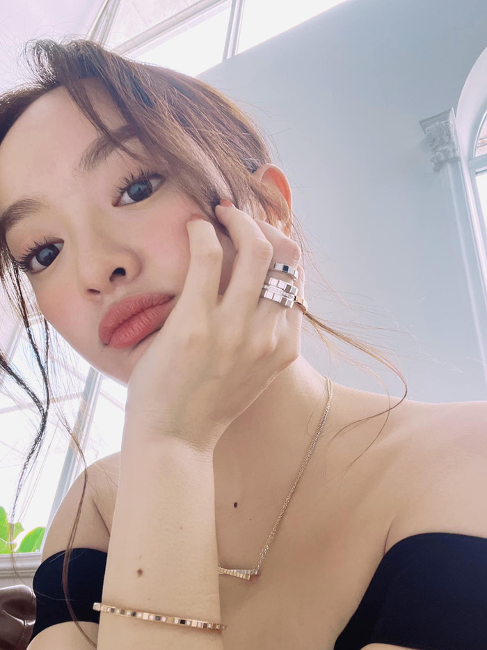 Chu trình chăm sóc da của Kaity Nguyễn chú trọng việc làm sạch sâu và cấp ẩm. (Ảnh: FBNV)