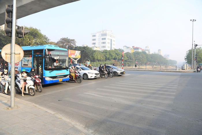 Người dân nâng cao ý thức, chấp hành quy định tại ngã tư đường Cầu Giấy - đường Bưởi