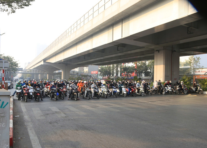 Người dân nghiêm chỉnh chấp hành quy định dừng chờ đèn đỏ trong ngày đầu tiên trở lại làm việc sau kỳ nghỉ Tết Dương lịch 2025