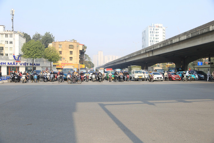 Các phương tiện chờ đèn đỏ tại ngã tư Nguyễn Xiển - Nguyễn Trãi